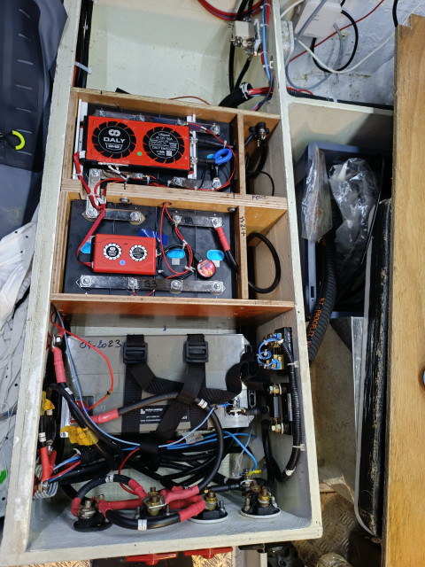 La batteries dans le coffre du RM